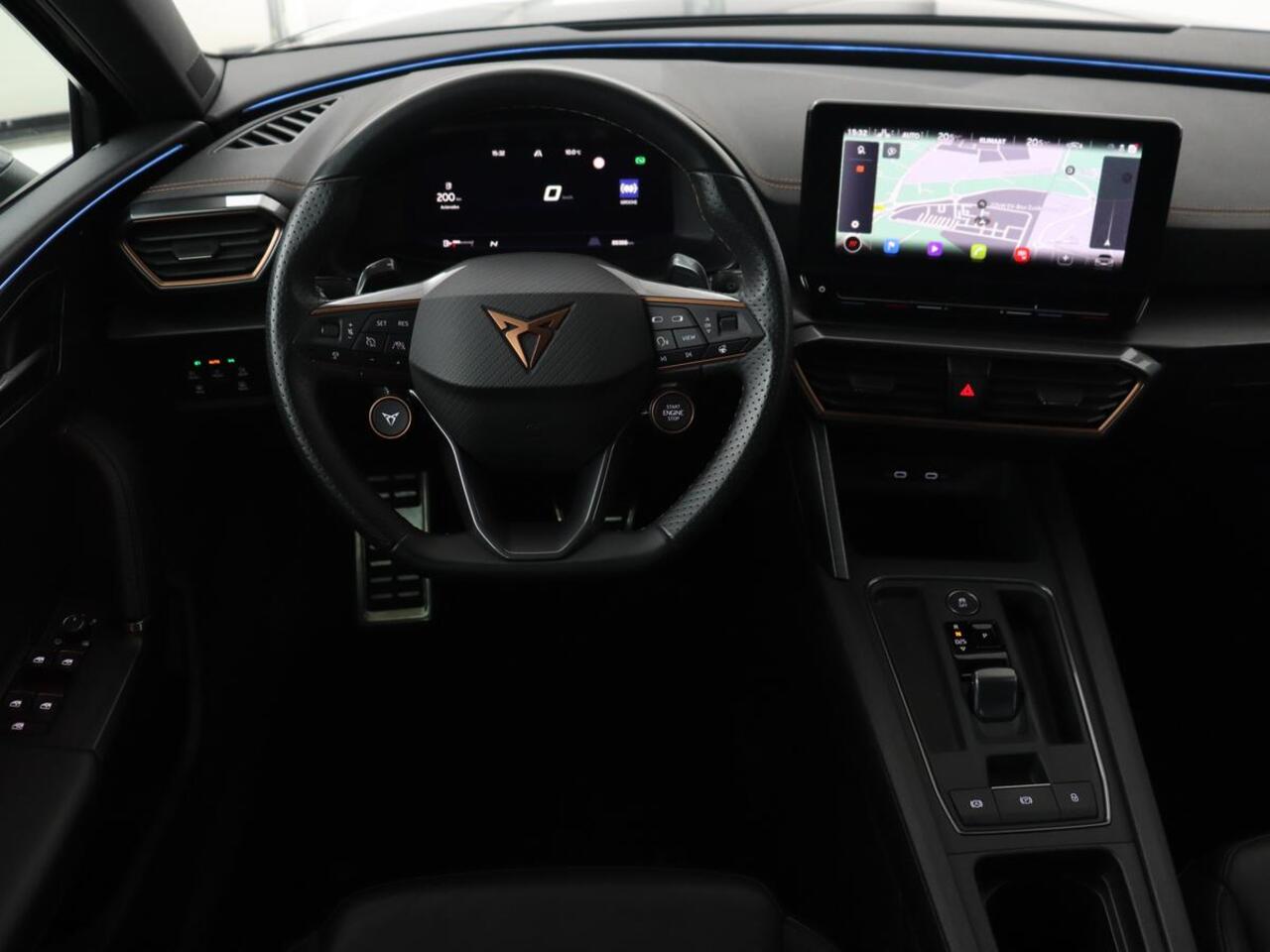 Cupra Leon 2.0 TSI | 300pk | Panoramadak | Leder | Stoelverwarming | Carplay | Camera | Adaptive cruise | Navigatie | 19'' | Sfeerverlichting | Memory | Keyless | Sportstoelen