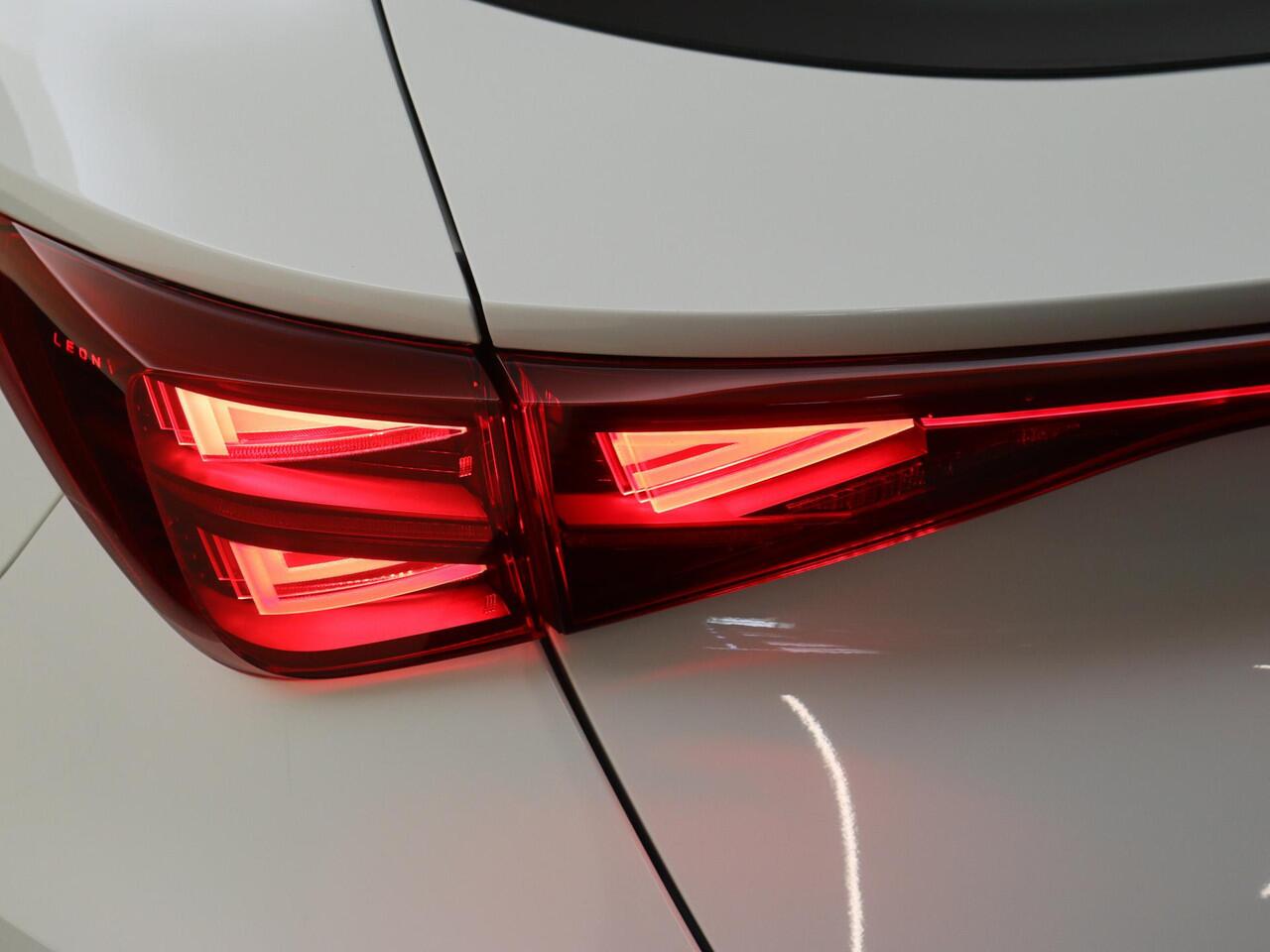 Cupra Leon Sportstourer 1.5 TSI e-Hybrid Business | Parkeerasisstent | Dodehoek detectie | Keyless | Stoel- en stuurwielverwarming | 3-zone airco | Achteruitrijcamera | Navigatie |