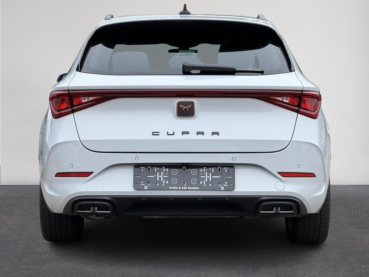Cupra Leon Sportstourer 1.5 eTSI Automaat Business Edition | ¤ 1.000 INRUILPREMIE | Panorama Schuifdak | Navigatie | Climate Control | LED Verlichting | 18"Lmv | Camera | Keyless Go | Apple Carplay/Android Auto ( Vestiging - Vianen )