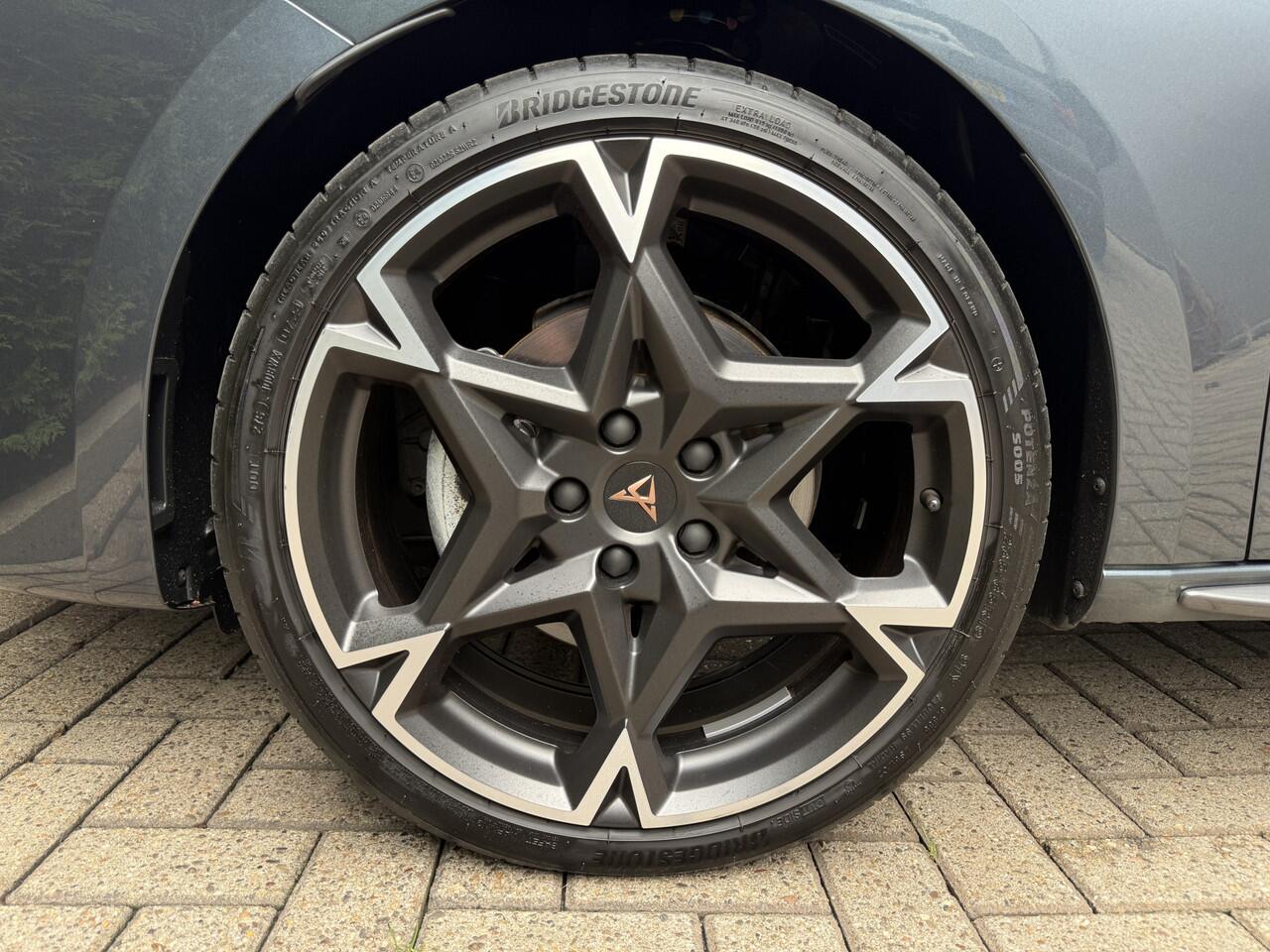 Cupra Leon Sportstourer 1.5 eTSI Performance l PANO-DAK l ACC l BLIS l CAMERA l ECC l LED l NAVI l SCHAALSTOELEN l 11.000km