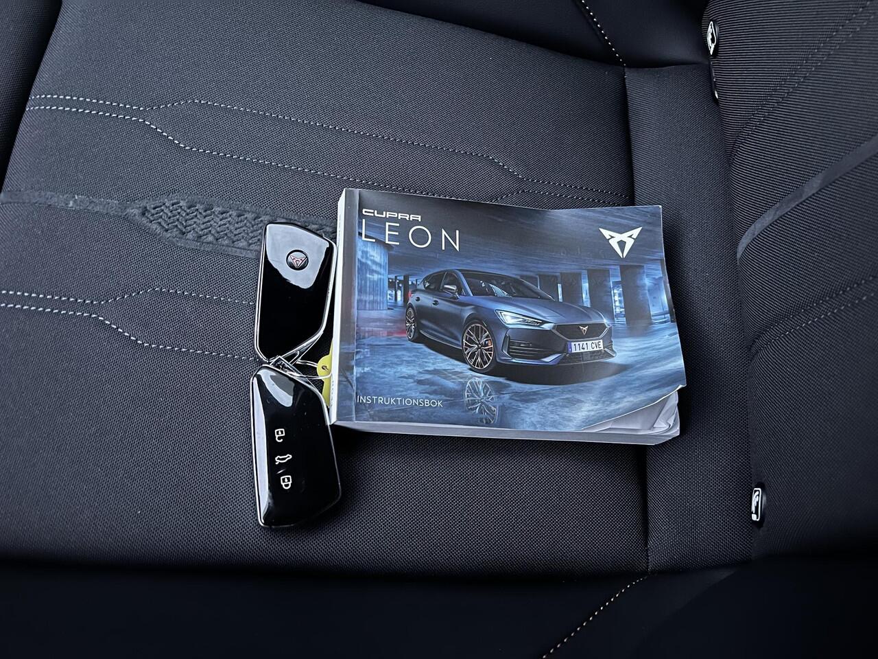 Cupra Leon Sportstourer 1.4 e-Hybrid VZ Copper Edition Automaat 245 PK / Plug-In / EAER 58km / Navigatie / Elektrische trekhaak 1.500 kg / Elektrische klep / Sportstoelen / Stuur- en stoelverwarming / Apple Carplay Android / 19" LM wielen /