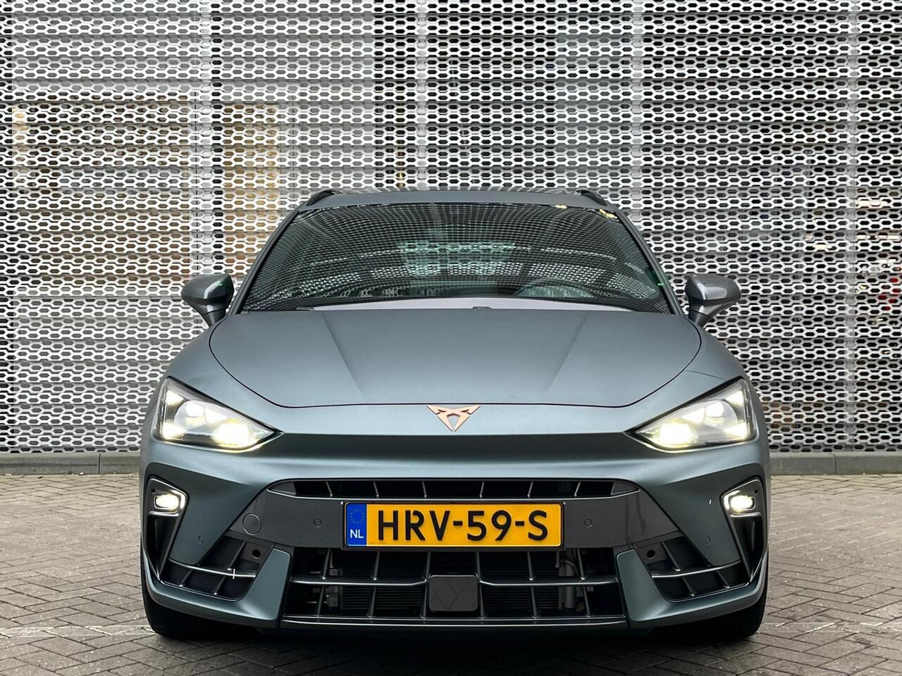 Cupra Leon Sportstourer 1.5 TSI e-Hybrid VZ Extreme / Panoramadak / Sennheiser / Navigatiesysteem / App connect / CUP-Stoelen / Stoel+stuurverwaring /
