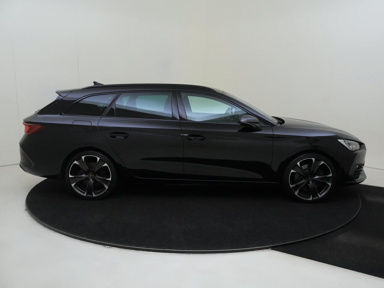 Cupra Leon Sportstourer 1.4 e-Hybrid VZ Performance | Parkeerasisstent | Keyless | Stoel- en stuurwielverwarming | Achteruitrijcamera | Navigatie | 3-zone airco | Sfeerverlichting | Elektrisch inklapbare buitenspiegels |