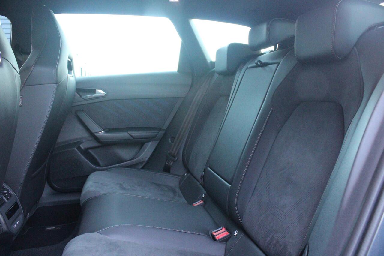 Cupra Leon Sportstourer 1.5 eTSI 150PK BUSINESS EDITION | PANORAMISCH SCHUIF/KANTELDAK | SENNHEISER AUDIO SYSTEM | ELEKTRISCH VERSTELBARE BESTUURDERSSTOEL MET GEHEUGENFUNCTIE | LED MATRIX KOPLAMPEN | DRAADLOZE APPLE CARPLAY/ANDROID AUTO | NAVIGATIE | ACHTERUITRIJ CAMERA | 19" LI