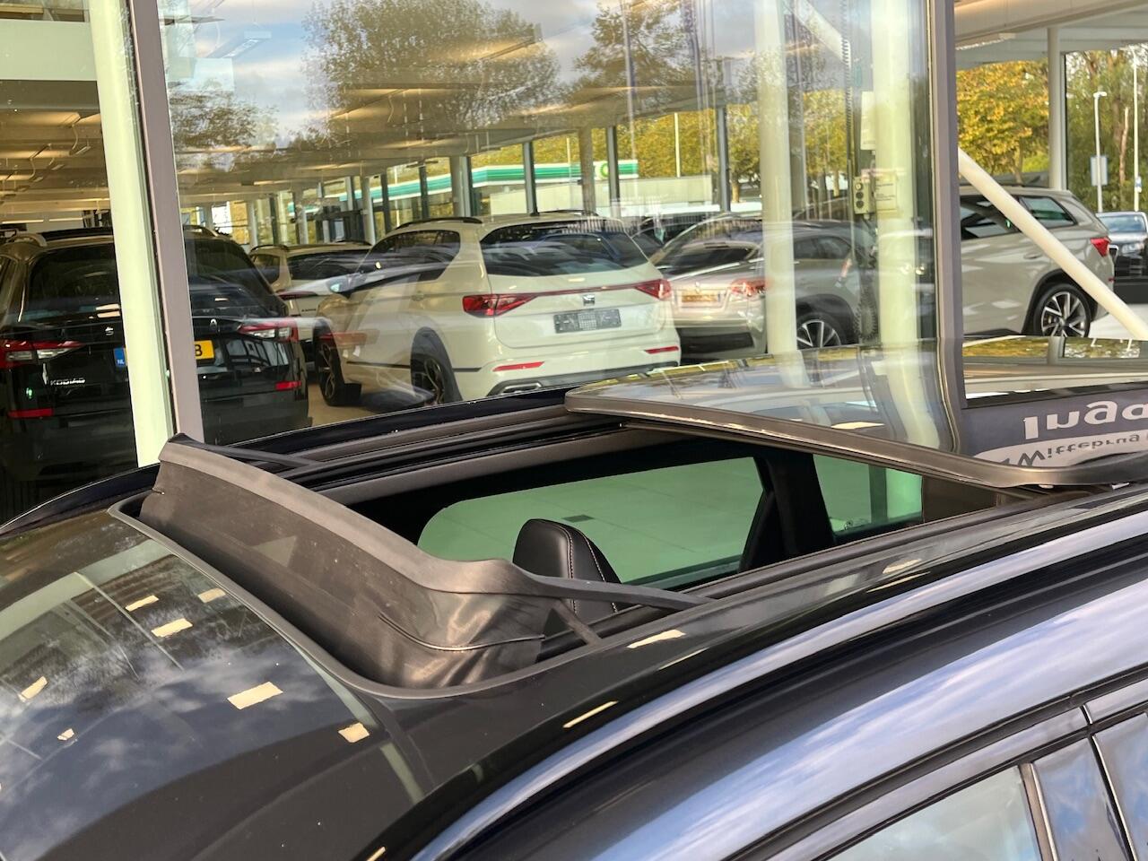 Cupra Leon Sportstourer 1.4 e-Hybrid VZ Performance / Panorama dak / Supersport stuurwiel / Geheugen stoelen / 19'' LMV