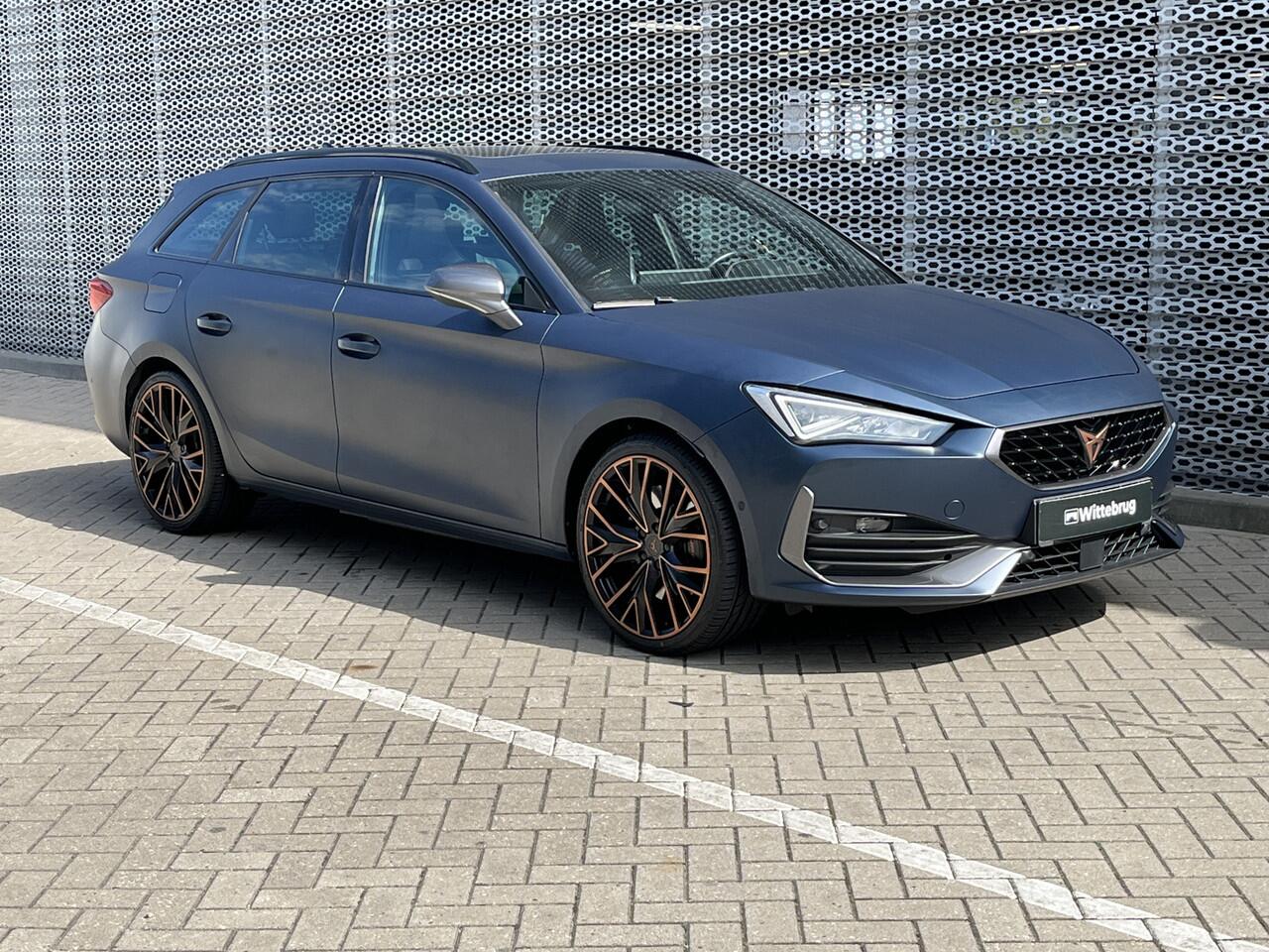 Cupra Leon Sportstourer 1.4 e-Hybrid 245pk DSG Black Edition / Matte Lak / Panoramadak / Leer / Elek Verstelbare Bestuurdersstoel Met Geheugen / Donker Glas / 19" LMV **