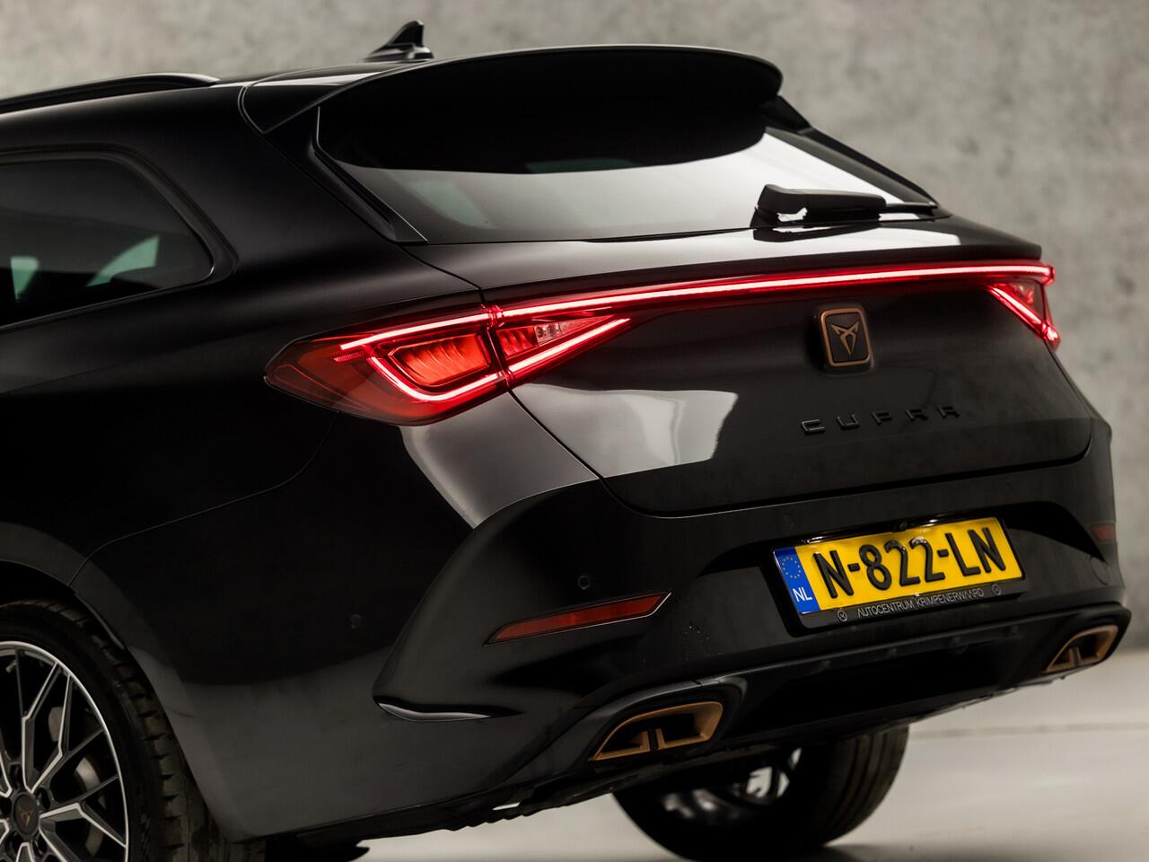 Cupra Leon Sportstourer 1.4 e-Hybrid VZ 245Pk Automaat (APPLE CARPLAY, GROOT NAVI, DIGITAL COCKPIT, CAMERA, LEDER, SPORTSTOELEN, STUUR/STOELVERWARMING, ADAPTIVE CRUISE, KEYLESS, ZWART HEMEL, NIEUWSTAAT)