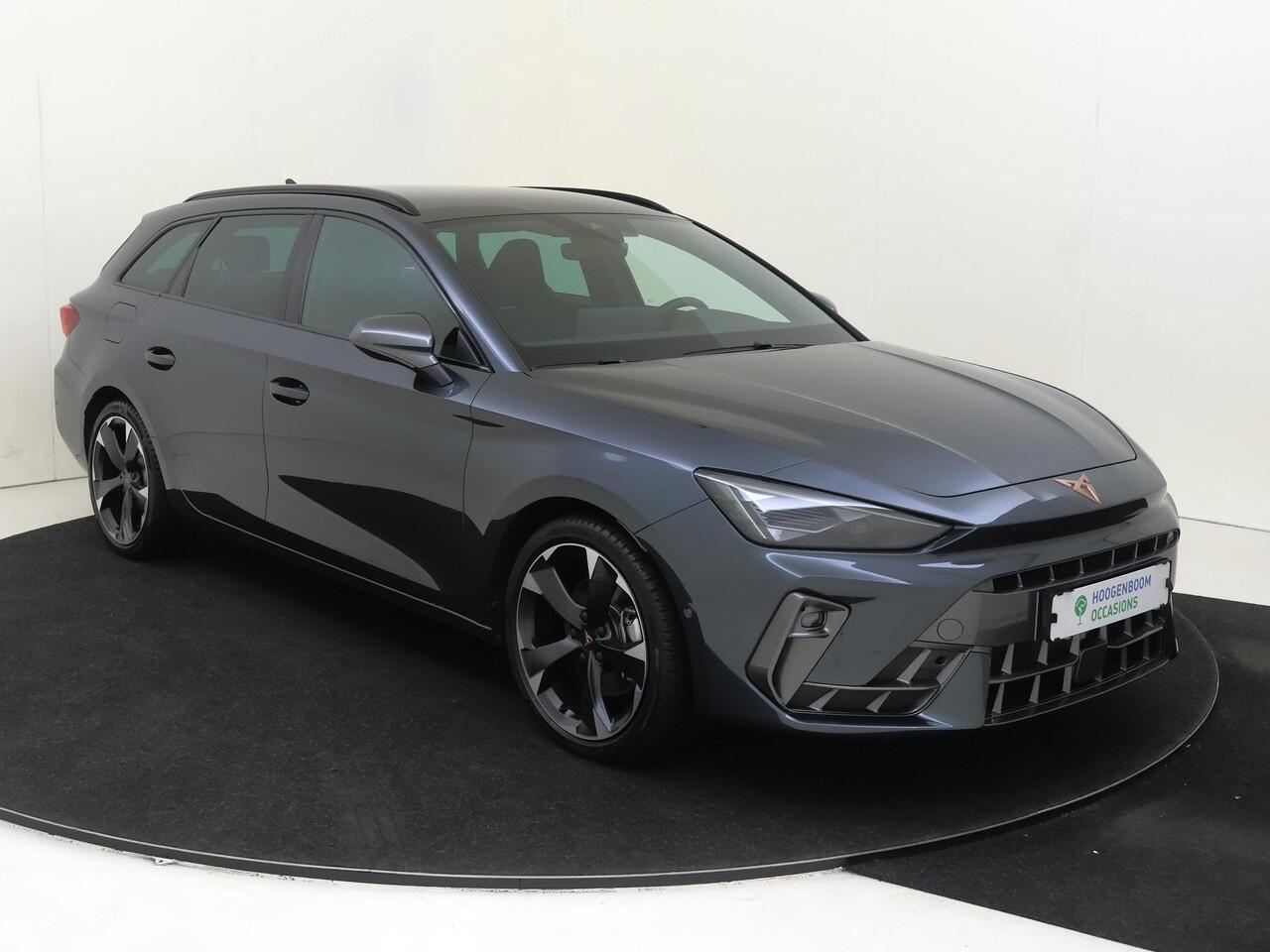 Cupra Leon Sportstourer 1.5 TSI e-Hybrid Business | SoH 100% | Trekhaak | Parkeerassistent | Dodehoek detectie | Kuipstoelen | Stoel- en stuurwielverwarming | Adaptieve cruise control | Achteruitrijcamera | 3-zone airco |