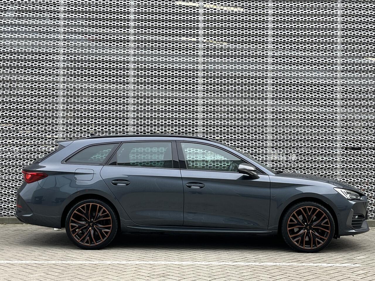 Cupra Leon Sportstourer 1.4 e-Hybrid 245PK VZ Performance / Panoramadak / Supersport Stuur / Achteruitrijcamera / Stuur + Stoelverwarming / Dodehoek Sensor **