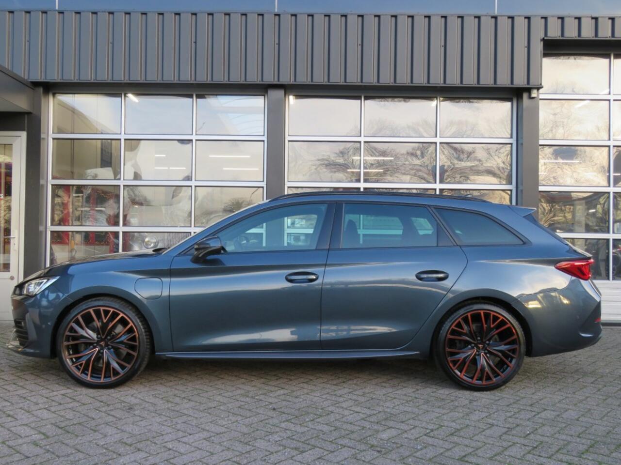 Cupra Leon Sportstourer 1.4 e-Hybrid 245pk COPPER ED. / 19 Inch / Sportstoelen / Stoel-stuurverw. / Leder / Memory / BOVAG garantie
