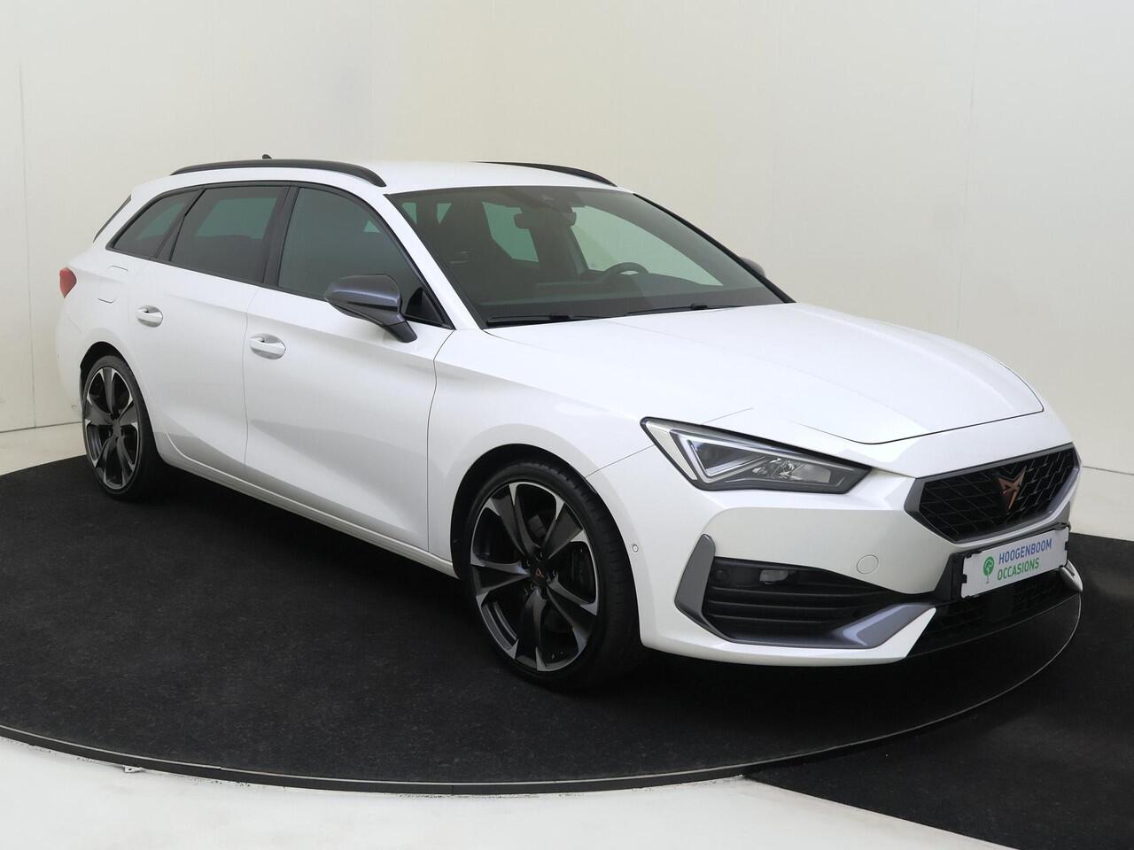 Cupra Leon Sportstourer 1.4 e-Hybrid VZ Performance | Parkeerasisstent | Cupra mode | Keyless | Navigatie | Stoel- en stuurwielverwarming | Dodehoek detectie | 3-zone airco |