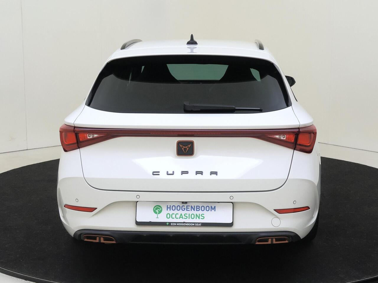 Cupra Leon Sportstourer 1.4 e-Hybrid VZ Performance | Parkeerasisstent | Cupra mode | Keyless | Navigatie | Stoel- en stuurwielverwarming | Dodehoek detectie | 3-zone airco |