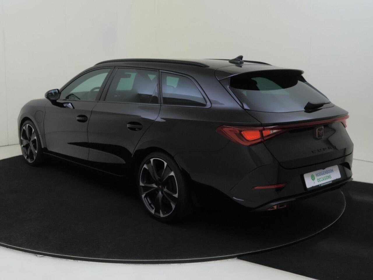 Cupra Leon Sportstourer 1.4 e-Hybrid VZ Performance | Parkeerasisstent | Keyless | Stoel- en stuurwielverwarming | Achteruitrijcamera | Navigatie | 3-zone airco | Sfeerverlichting | Elektrisch inklapbare buitenspiegels |