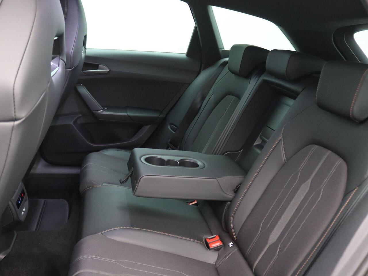 Cupra Leon Sportstourer 1.4 e-Hybrid Business 204PK DSG Achteruitrijcamera, Full LED-verlichting, Side Assist, Keyless, Navi, Clima, Stoel-Stuurverwarming, 18" LM Velgen