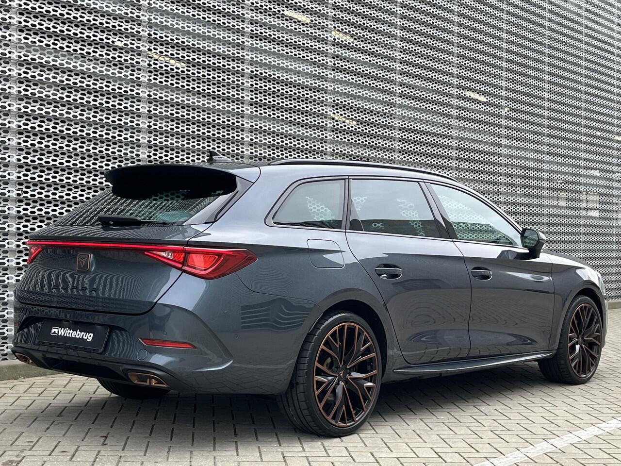 Cupra Leon Sportstourer 1.4 e-Hybrid 245PK VZ Performance / Panoramadak / Supersport Stuur / Achteruitrijcamera / Stuur + Stoelverwarming / Dodehoek Sensor **