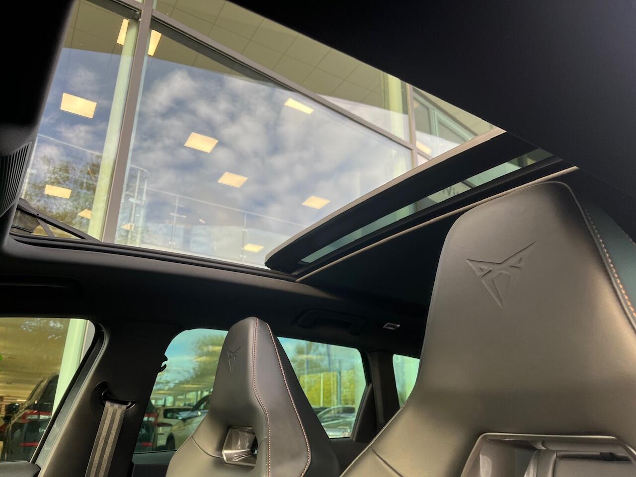 Cupra Leon Sportstourer 1.4 e-Hybrid VZ Performance / Panorama dak / Supersport stuurwiel / Geheugen stoelen / 19'' LMV