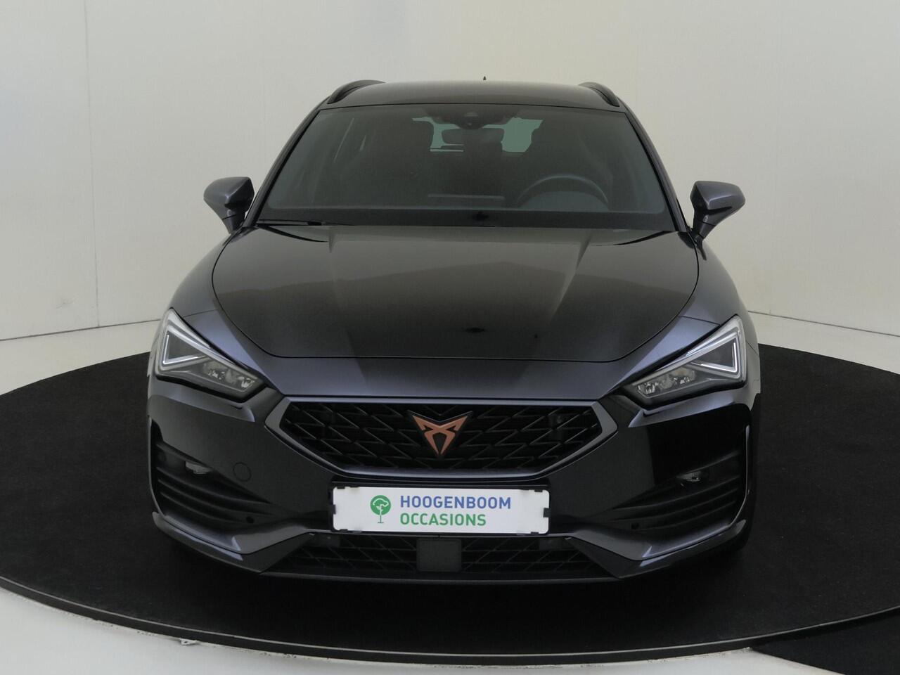 Cupra Leon Sportstourer 1.4 e-Hybrid VZ Performance | Parkeerasisstent | Keyless | Stoel- en stuurwielverwarming | Achteruitrijcamera | Navigatie | 3-zone airco | Sfeerverlichting | Elektrisch inklapbare buitenspiegels |