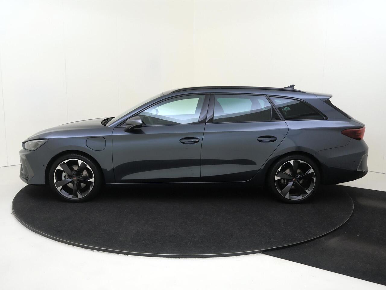 Cupra Leon Sportstourer 1.5 TSI e-Hybrid Business | SoH 100% | Trekhaak | Parkeerassistent | Dodehoek detectie | Kuipstoelen | Stoel- en stuurwielverwarming | Adaptieve cruise control | Achteruitrijcamera | 3-zone airco |