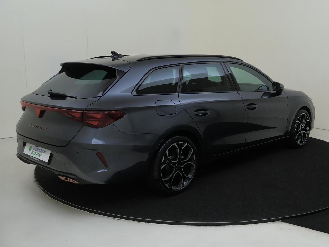 Cupra Leon Sportstourer 1.5 TSI e-Hybrid Business | Achteruitrijcamera | 3-zone airco | CarPlay | Keyless | Sfeerverlichting | Stuurwiel verwarmd | Voorklimatisering |