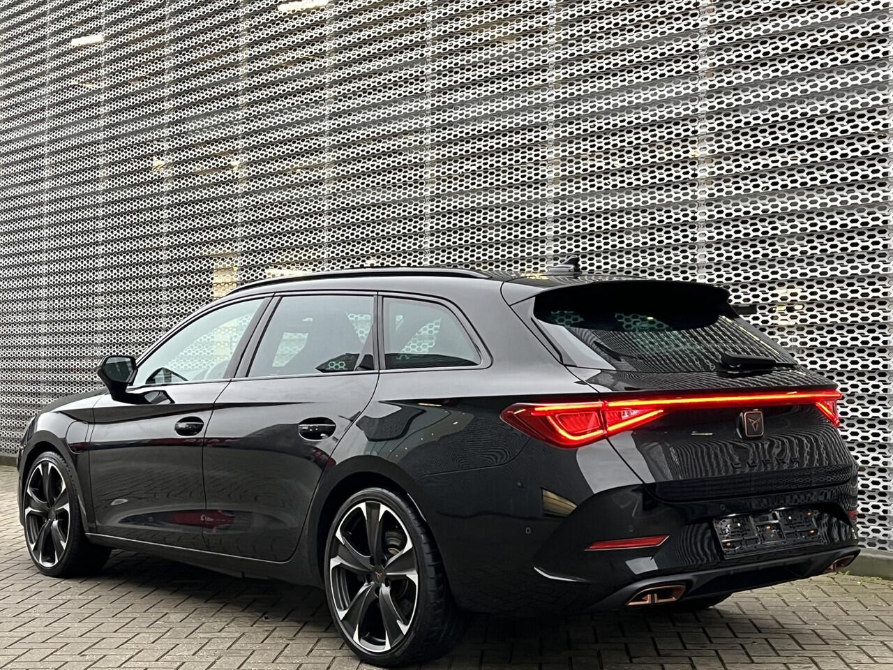 Cupra Leon Sportstourer 1.4 e-Hybrid 245PK DSG Performance / Panoramadak / Dodehoek / Parkeersensoren V+A / Camera / Stuur+Stoelverwarming / 19"LMV P4