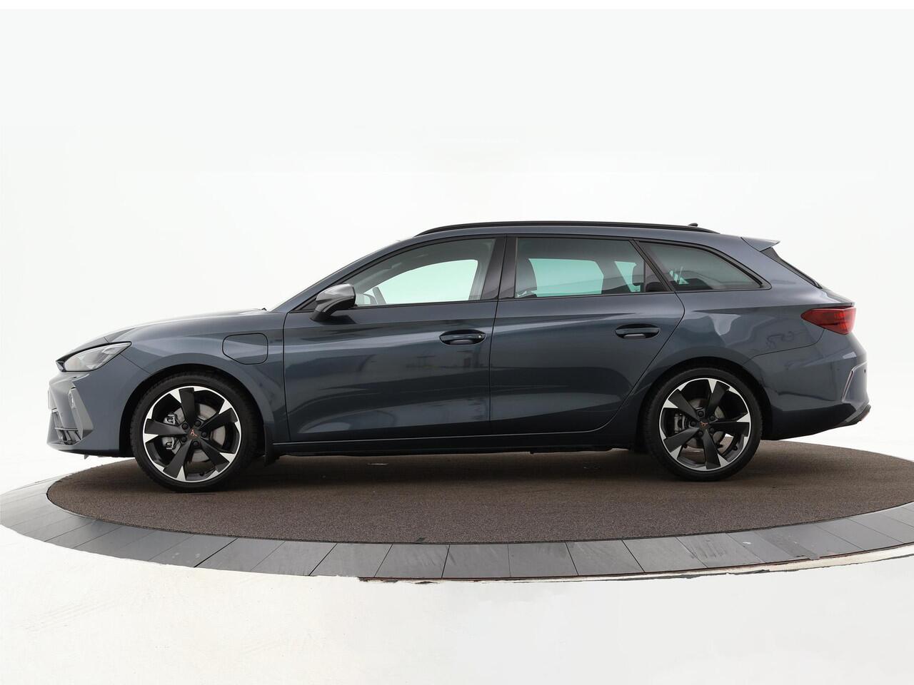 Cupra Leon Sportstourer 1.5 Tsi 204pk DSG e-Hybrid Business · Apple/Android Car Play · Camera · Elek. Trekhaak · Elek. Achterklep · Sfeerverlichting · 18'' Inch · Garantie t/m 11-06-2028 of 90.000km