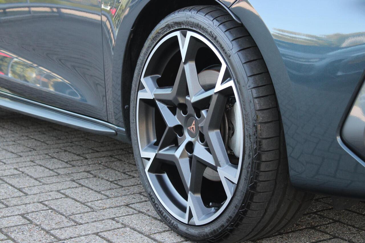 Cupra Leon Sportstourer 1.5 eTSI 150PK BUSINESS EDITION | PANORAMISCH SCHUIF/KANTELDAK | SENNHEISER AUDIO SYSTEM | ELEKTRISCH VERSTELBARE BESTUURDERSSTOEL MET GEHEUGENFUNCTIE | LED MATRIX KOPLAMPEN | DRAADLOZE APPLE CARPLAY/ANDROID AUTO | NAVIGATIE | ACHTERUITRIJ CAMERA | 19" LI