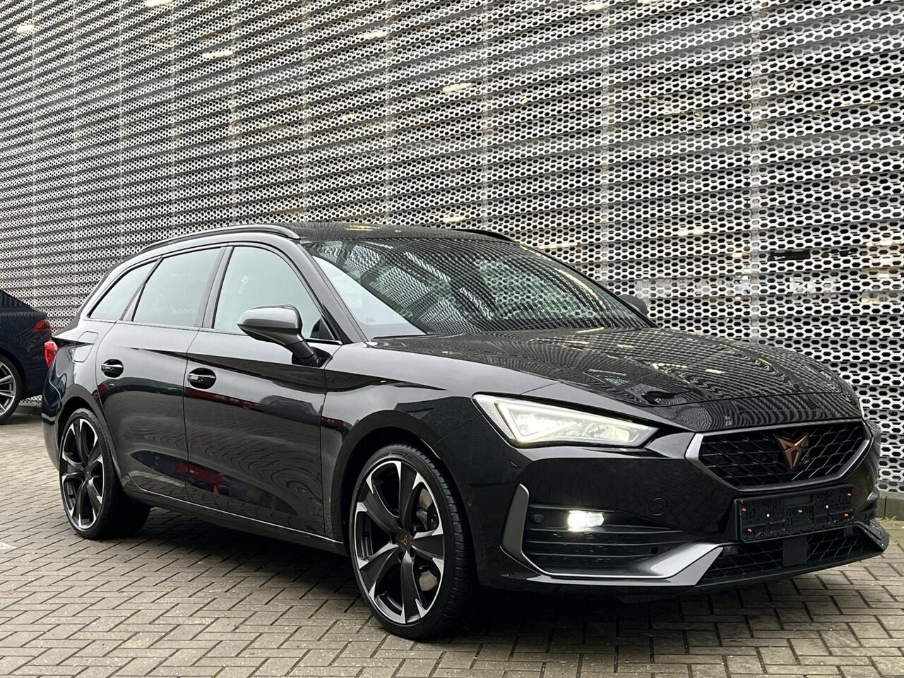 Cupra Leon Sportstourer 1.4 e-Hybrid 245PK DSG Performance / Panoramadak / Dodehoek / Parkeersensoren V+A / Camera / Stuur+Stoelverwarming / 19"LMV P4
