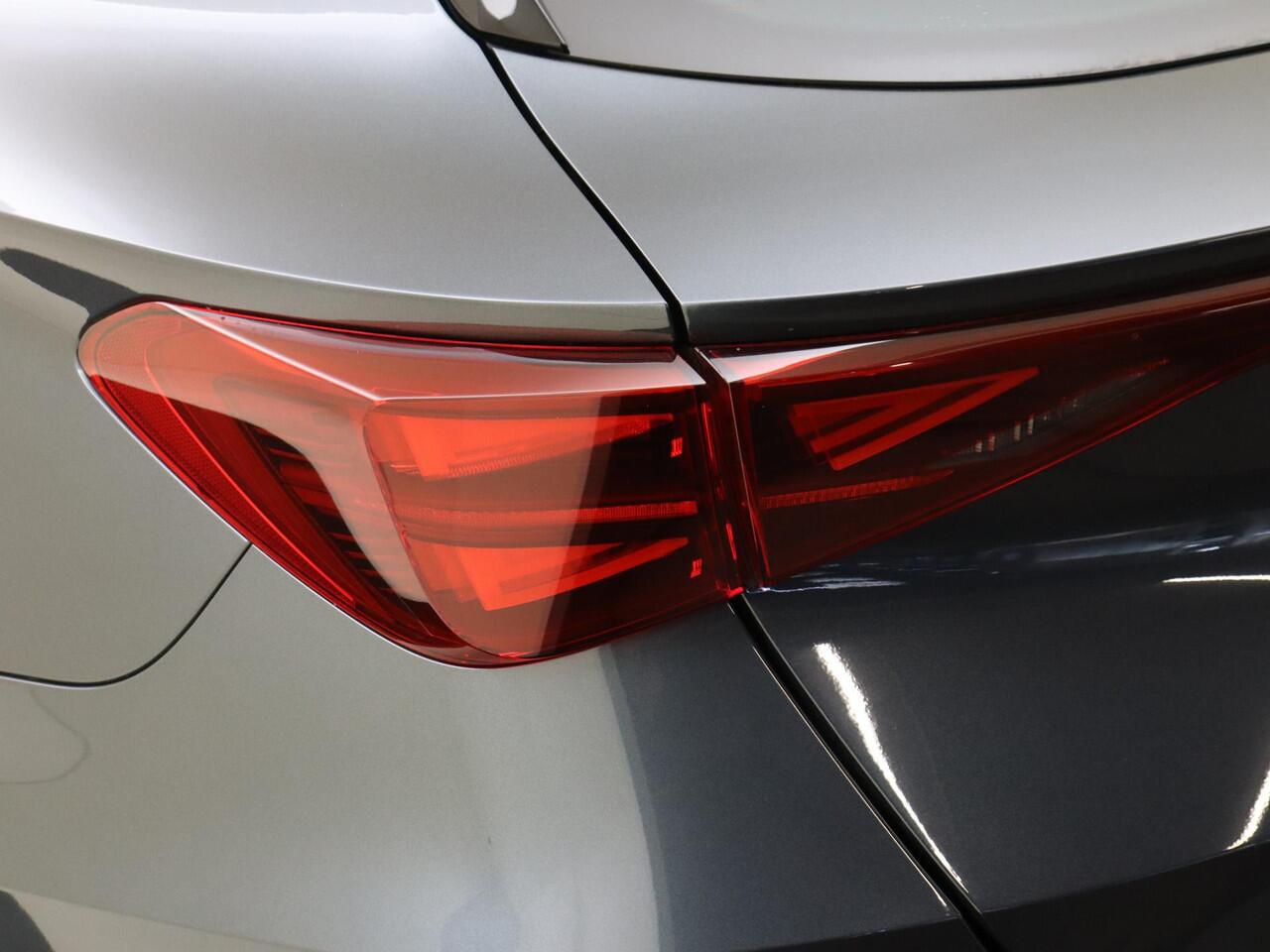 Cupra Leon Sportstourer 1.5 TSI e-Hybrid Business | SoH 100% | Trekhaak | Kuipstoelen | Dodehoek detectie | Parkeerassistent | Keyless | Stoel- en stuurwielverwarming | Adaptieve cruise control | Achteruitrijcamera |