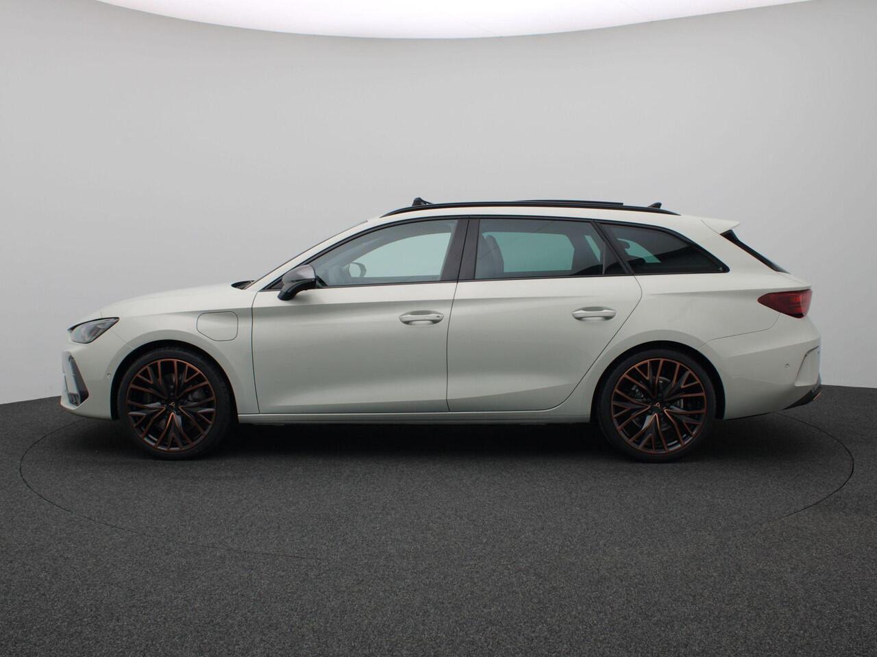 Cupra Leon Sportstourer 1.5 TSI e-Hybrid VZ Performance 272 PK DSG Trekhaak, matrix led, schuif-kanteldak, achteruitrijcamera, stuur-stoelverwarming, adaptive cruise met travel assist, elek. verstelbare voorstoel, side assist, keyless, 19" lichtmetaal