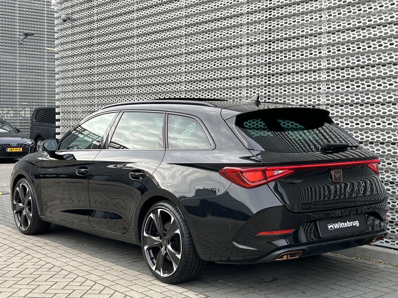 Cupra Leon Sportstourer 1.4 e-Hybrid 245PK VZ Performance / Panoramadak / Memory Seat / Achteruitrijcamera / Stuur + Stoelverwarming / Dodehoek Sensor / Elektrische Achterklep **