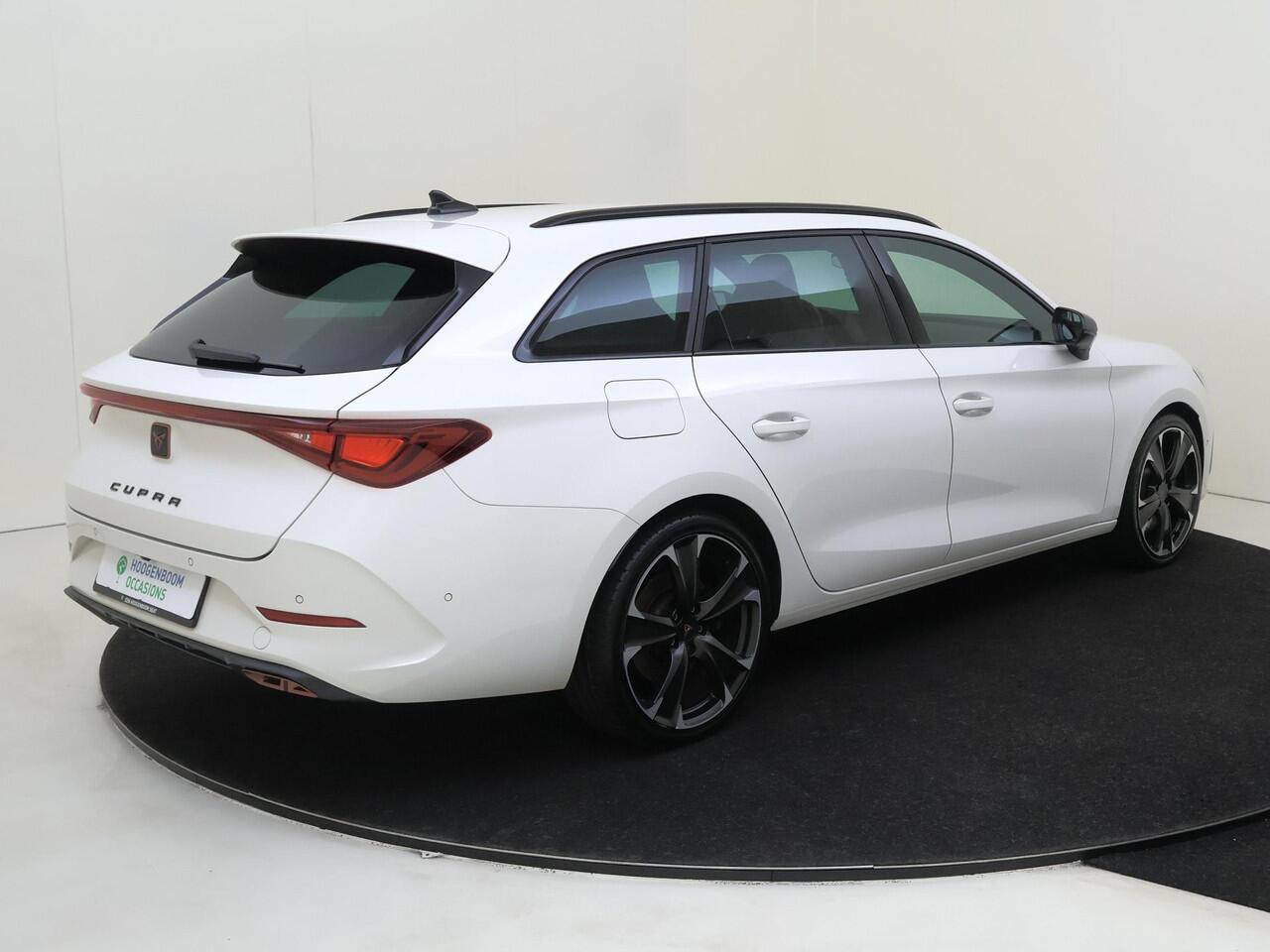 Cupra Leon Sportstourer 1.4 e-Hybrid VZ Performance | Parkeerasisstent | Cupra mode | Keyless | Navigatie | Stoel- en stuurwielverwarming | Dodehoek detectie | 3-zone airco |