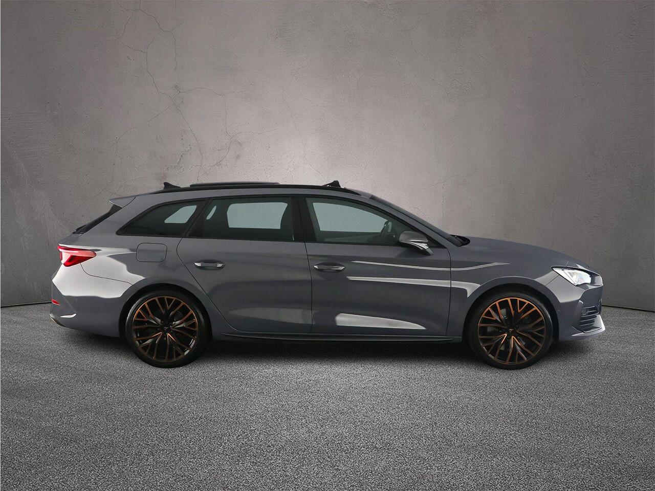 Cupra Leon Sportstourer VZ Performance 1.4 TSI e-Hybrid 245pk DSG Automaat Panoramadak, Beats audio, LED matrix koplampen, Adaptive cruise control, Achteruitrijcamera, Elektrische achterklep