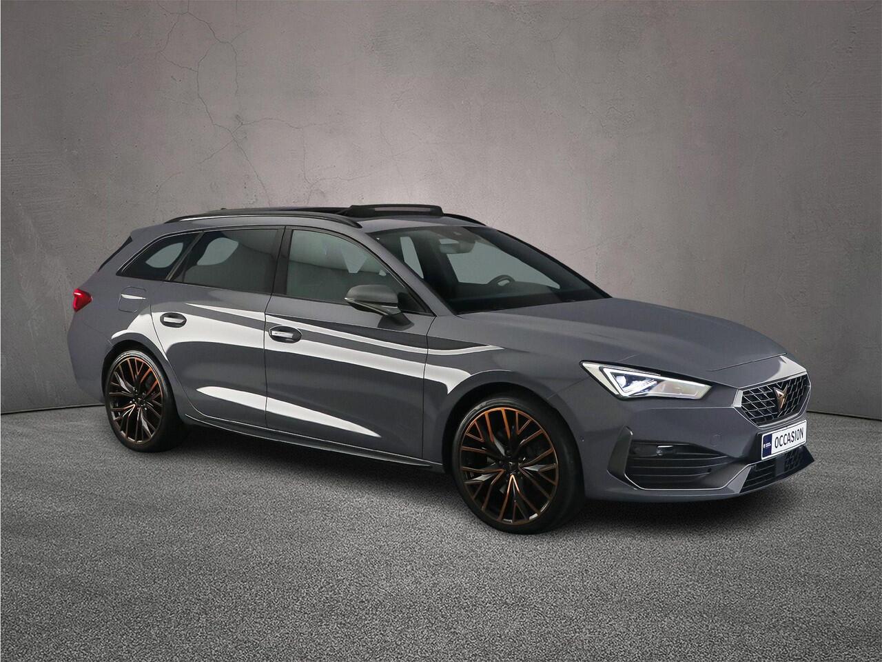 Cupra Leon Sportstourer VZ Performance 1.4 TSI e-Hybrid 245pk DSG Automaat Panoramadak, Beats audio, LED matrix koplampen, Adaptive cruise control, Achteruitrijcamera, Elektrische achterklep