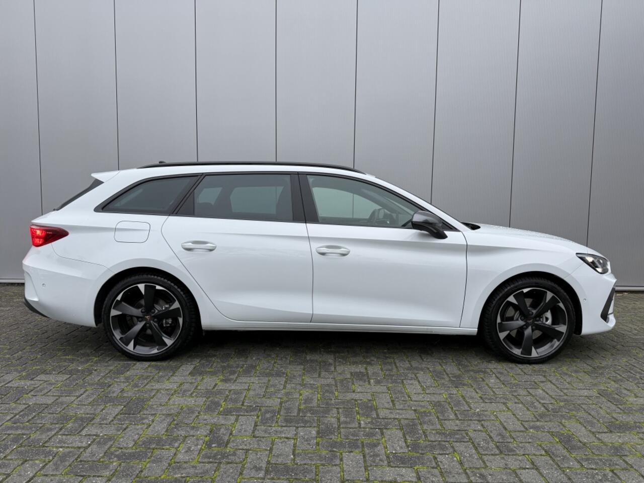 Cupra Leon Sportstourer 1.5 TSI e-Hybrid fabrieksgarantie Business Carplay Camera 18