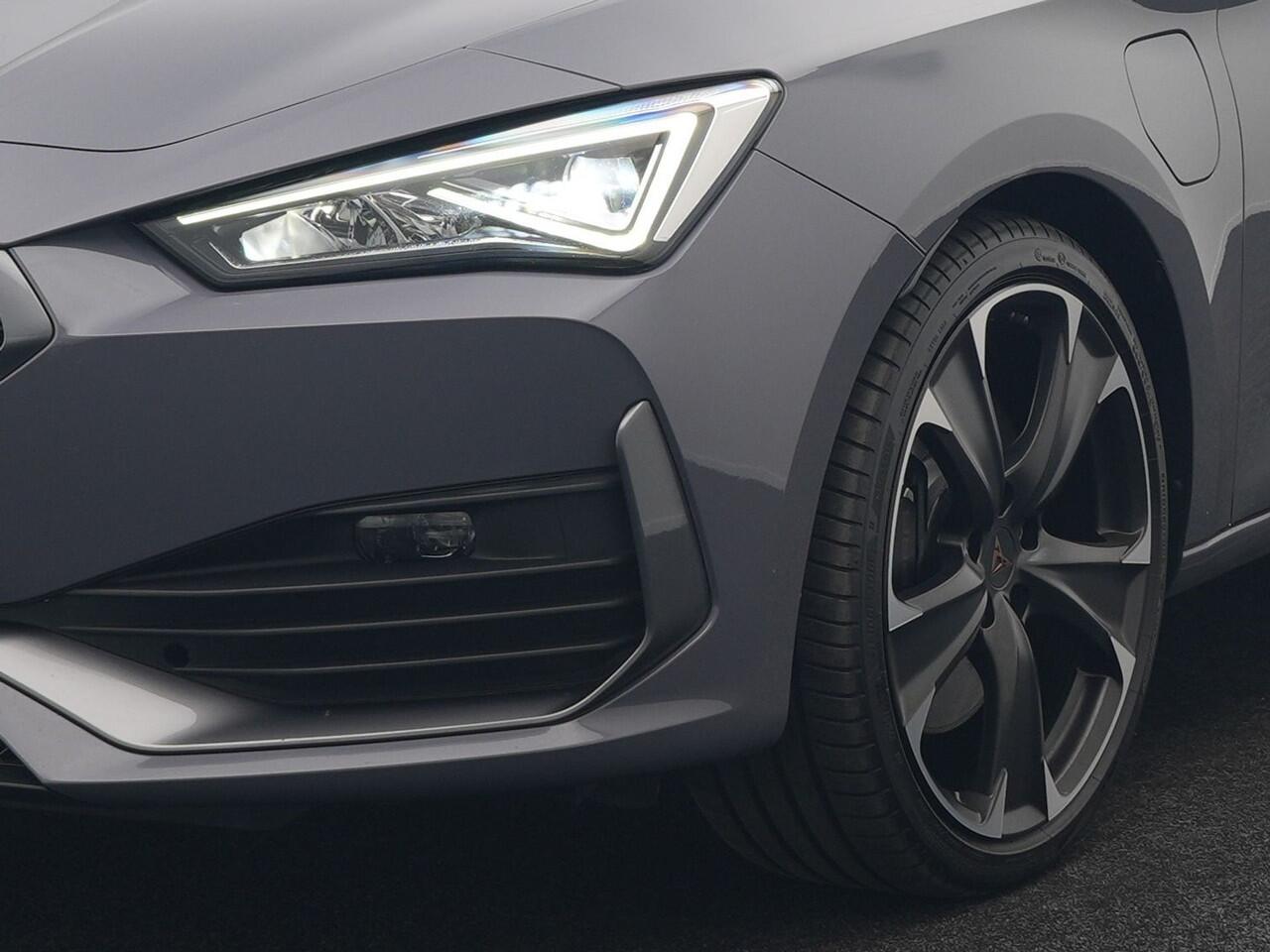 Cupra Leon Sportstourer 1.4 e-Hybrid VZ Plug In Hybrid 245pk Dealer O.H PHEV | Keyless | Cruise Control | Lederen Sportstoelen Verwarmd | Navigatie | Virtual | Front & Lane Assist | Sportstuur Verwarmd | Sfeerverlichting | DAB | 19"L.M |