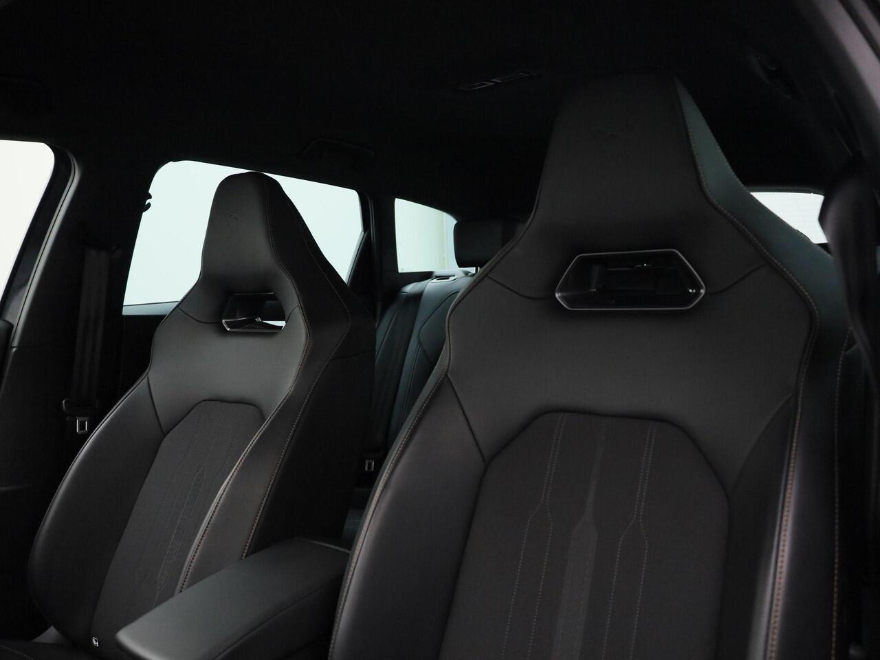 Cupra Leon Sportstourer 1.4e-Hybrid 180kW/245PK VZ DSG · Camera + Parkeersensoren · Leder/stof · Trekhaak · Garantie tot april 2027 of 90000km.