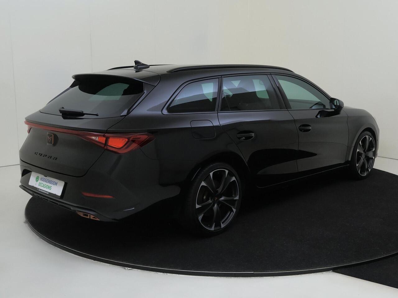 Cupra Leon Sportstourer 1.4 e-Hybrid VZ Performance | Parkeerasisstent | Keyless | Stoel- en stuurwielverwarming | Achteruitrijcamera | Navigatie | 3-zone airco | Sfeerverlichting | Elektrisch inklapbare buitenspiegels |
