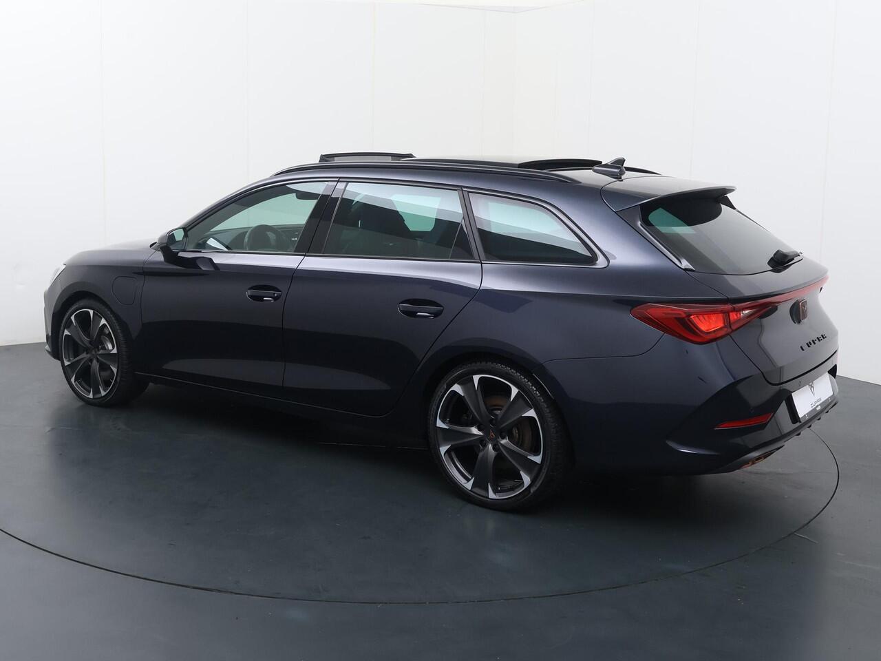 Cupra Leon Sportstourer 1.4 e-Hybrid VZ Business | 245 PK | SoH 89% | LED verlichting | Adaptive cruise control | Navigatiesysteem |