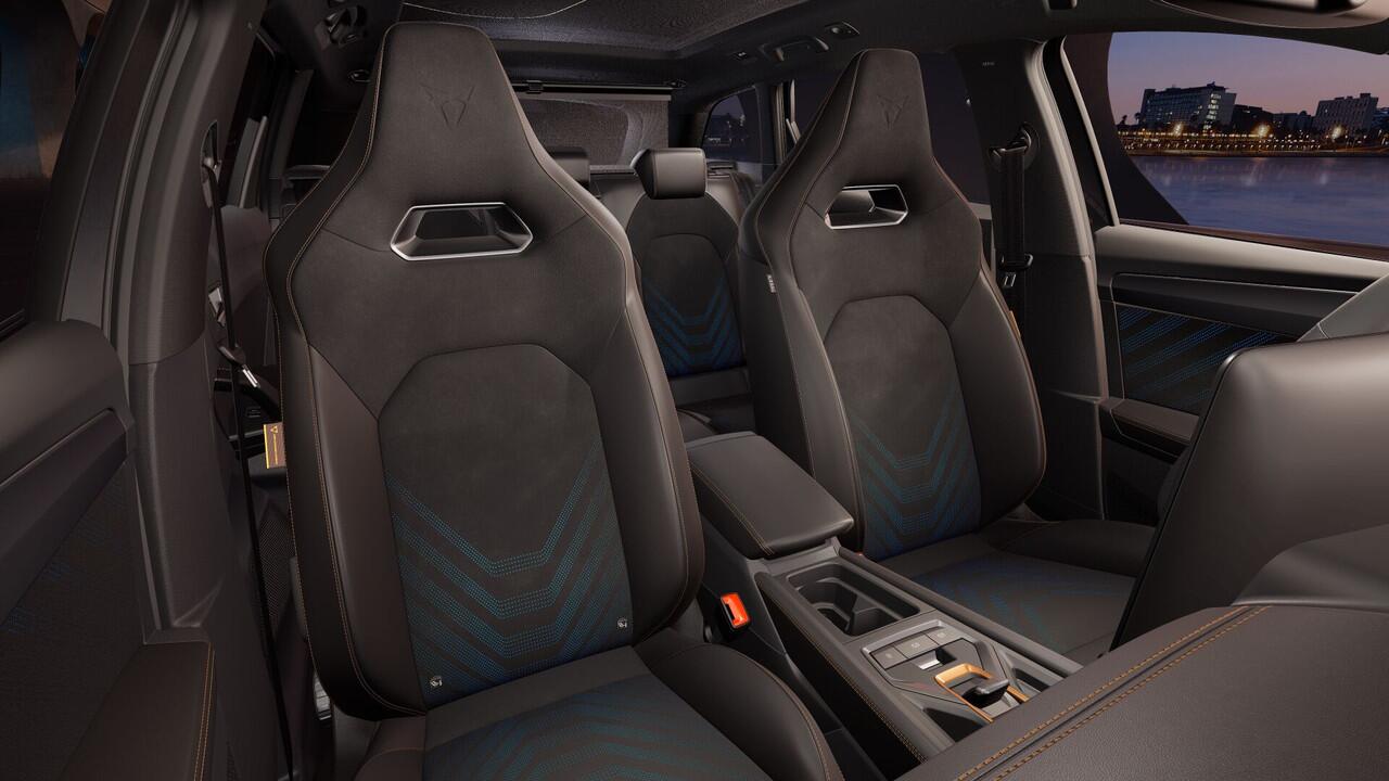 Cupra Leon Sportstourer 1.5 TSI e-Hybrid 204 6DSG Business | Achteruitrijcamera | Digitaal instrumentenpaneel (Virtual Cockpit) | Draadloze Apple CarPlay(TM), Android Auto(TM)