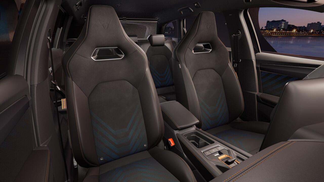 Cupra Leon Sportstourer 1.5 TSI e-Hybrid 204 6DSG Business | Achteruitrijcamera | Digitaal instrumentenpaneel (Virtual Cockpit) | Draadloze Apple CarPlay(TM), Android Auto(TM)