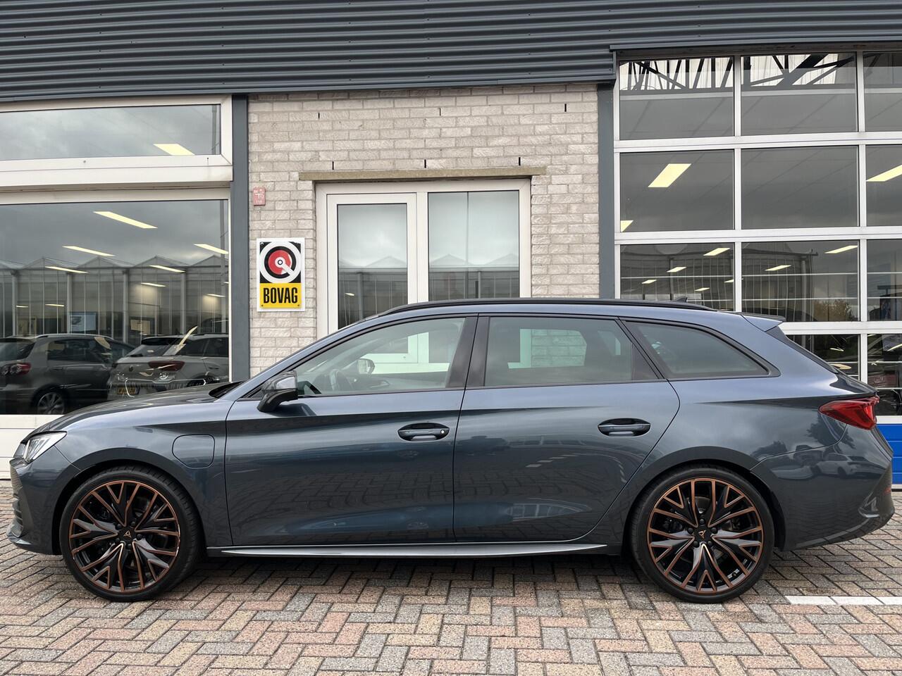Cupra Leon Sportstourer 1.4 e-Hybrid VZ Performance / AUTOMAAT/ 245 PK/ PARK. SENSOREN/ LED/ KEYLESS/ CRUISE/ FULL LINK/ STOEL-STUURVERWARM./ NAVI/ CLIMA/ DAB/ 19" LMV