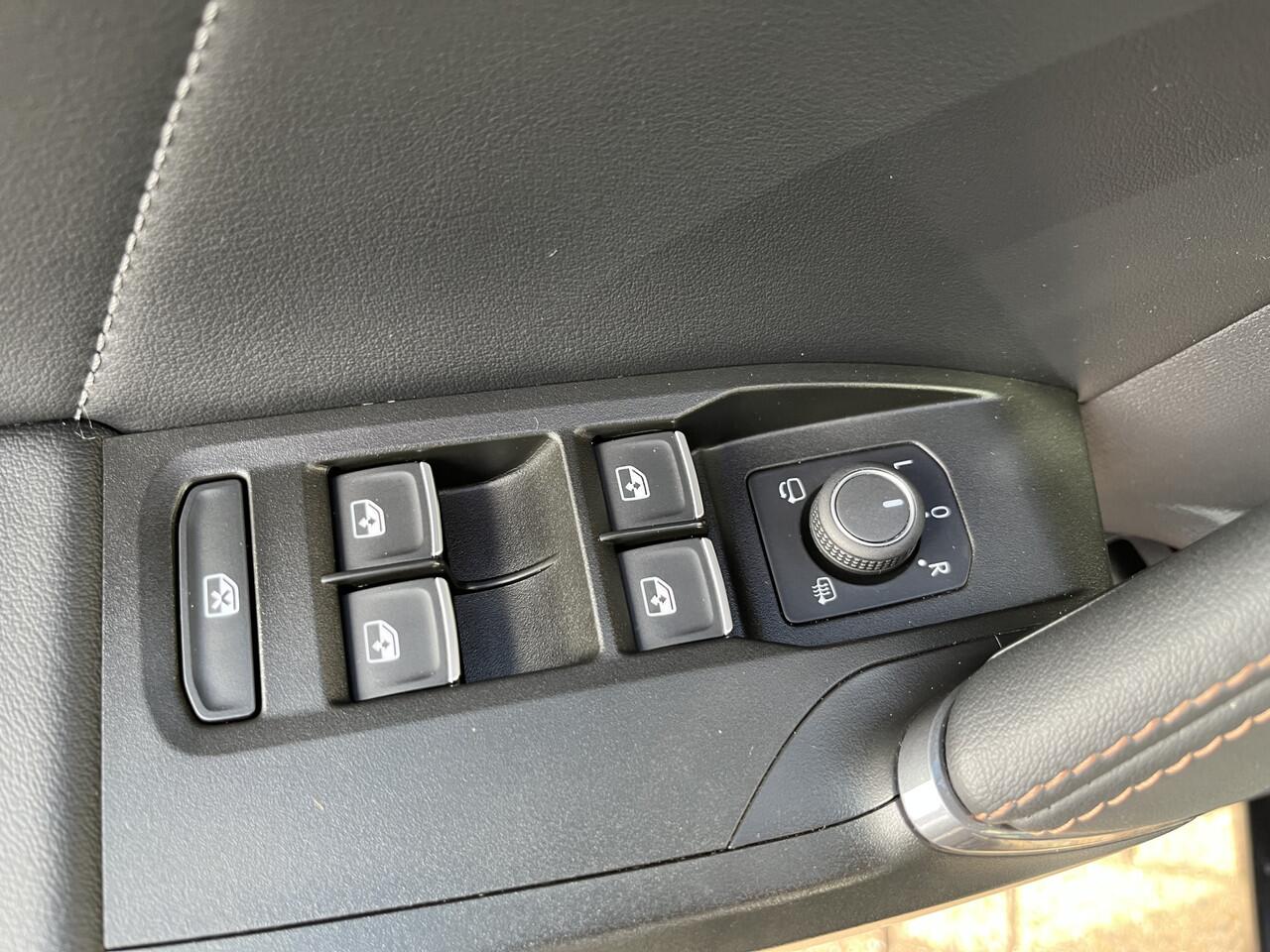 Cupra Leon Sportstourer 1.4 e-Hybrid Performance / AUTOMAAT/ PANO/ CAMERA/ PARK. SENSOREN/ MEMORY SEATS/ KEYLESS/ CRUISE/ STOEL-STUURVERWARM./ FULL LINK/ NAVI/ CLIMA/ DAB/ 18" LMV