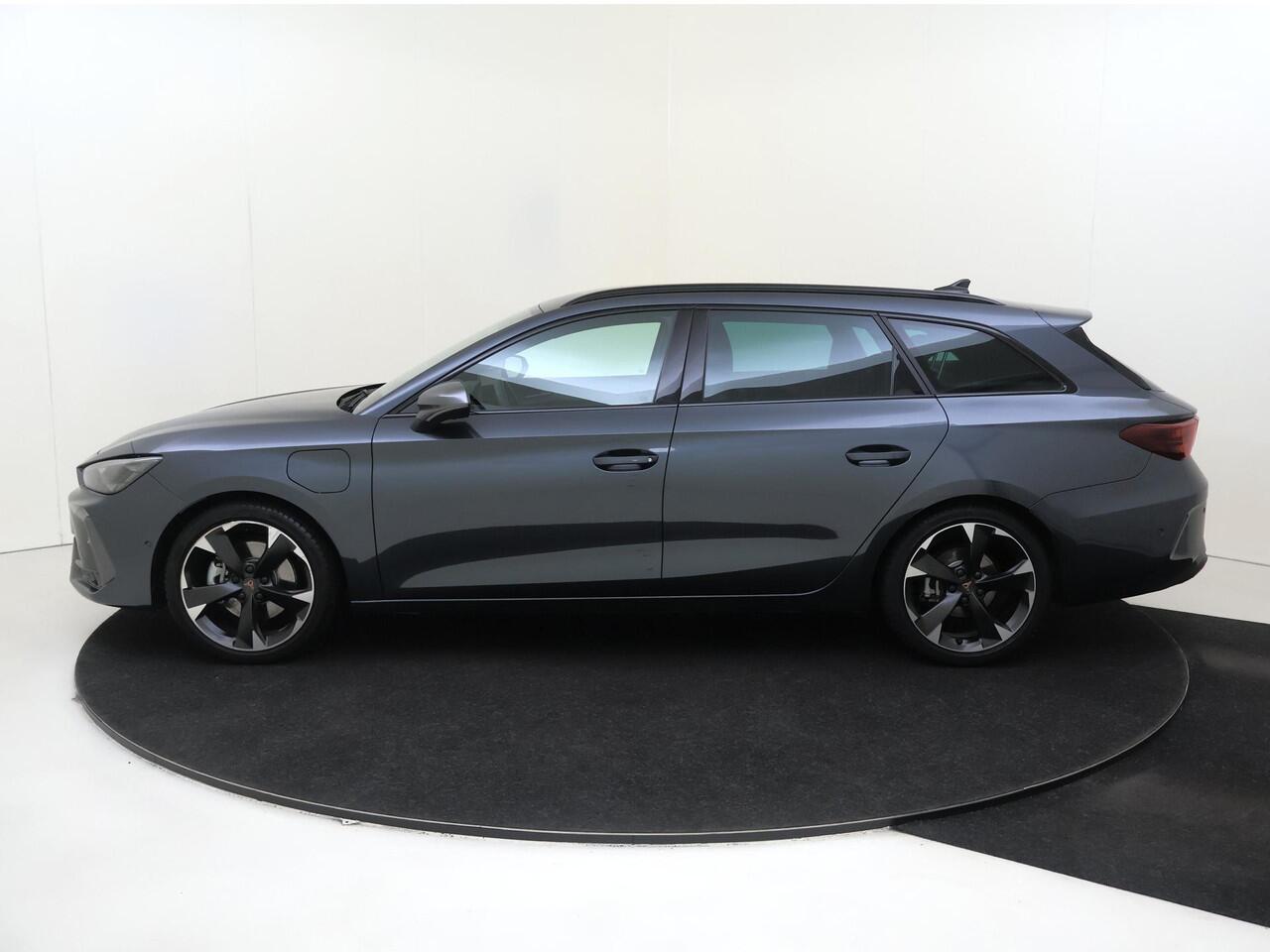 Cupra Leon Sportstourer 1.5 TSI e-Hybrid Business | SoH 100% | Trekhaak | Kuipstoelen | Dodehoek detectie | Parkeerassistent | Keyless | Stoel- en stuurwielverwarming | Adaptieve cruise control | Achteruitrijcamera |