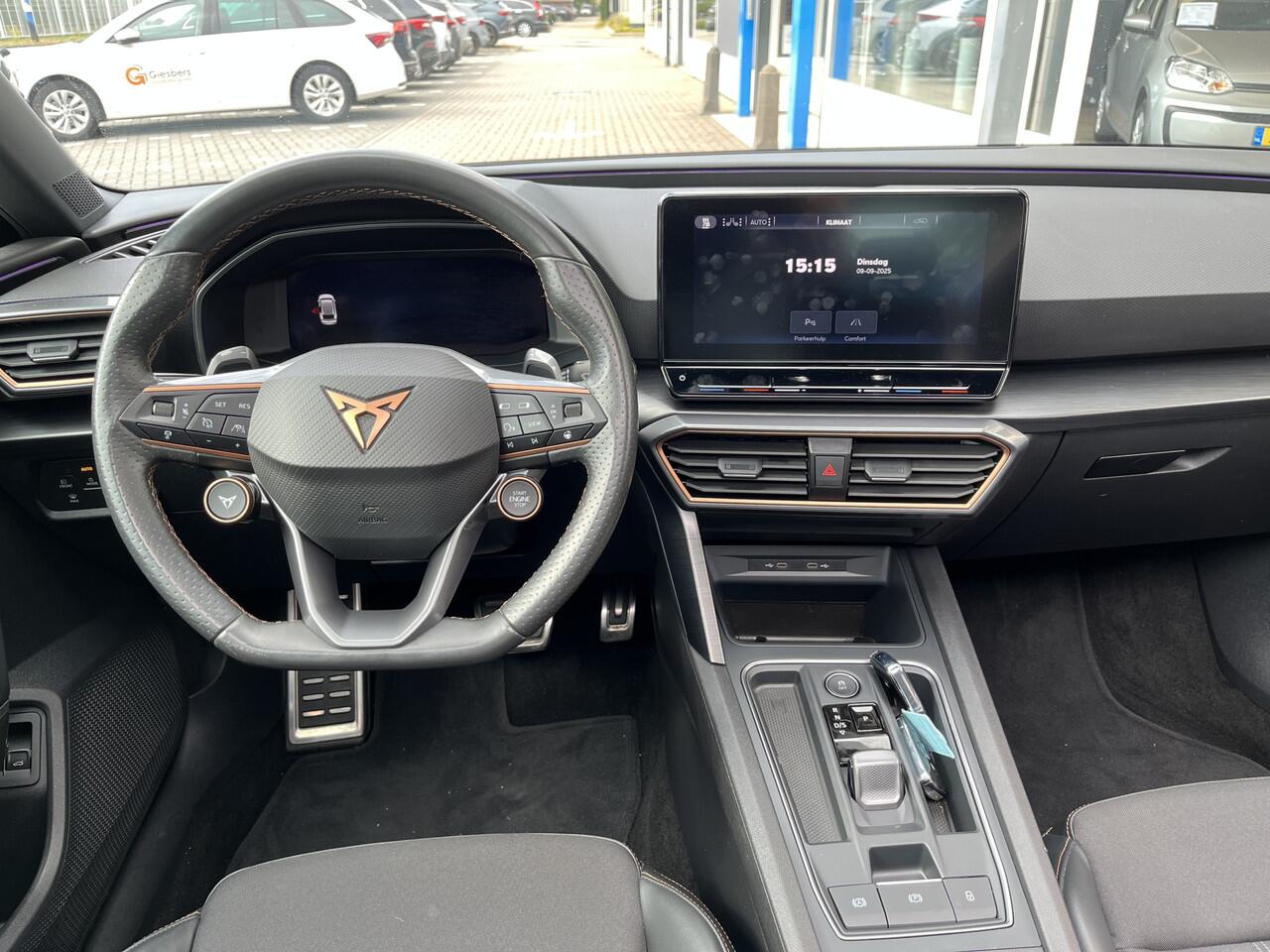 Cupra Leon Sportstourer 1.4 e-Hybrid VZ Performance / AUTOMAAT/ PANO/ 245 PK/ 19" LMV/ FULL LINK/ ADAPT. CRUISE/ DIGITAL DASH/ PARK. SENSOREN + CAMERA/ RIJ-MODI/ STOEL-STUUR VERWARM./ NAVI/ MATRIX/ DAB/ 3-ZONE CLIMA