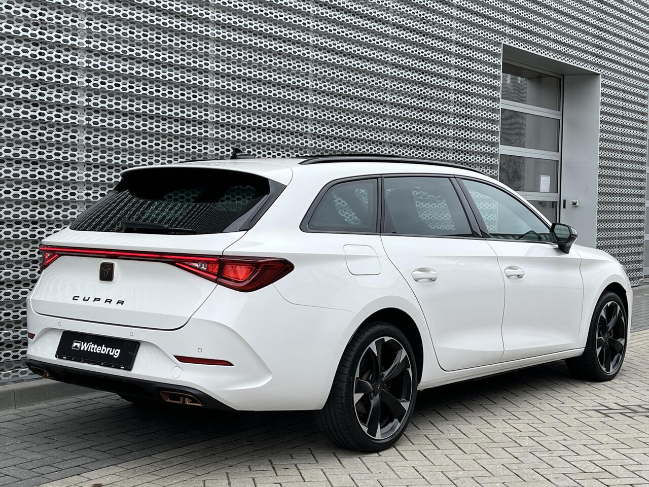 Cupra Leon Sportstourer 1.4 e-Hybrid 204PK Performance / Panoramadak / Kuipstoelen / Stuur + Stoelverwarming / Verwarmbare Voorruit / Parkeersensoren Achter