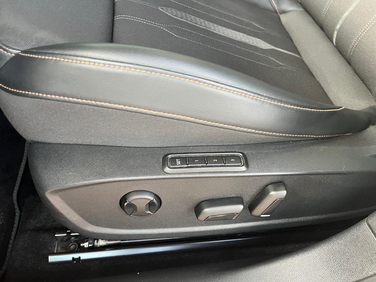 Cupra Leon Sportstourer 1.4 e-Hybrid VZ Performance / Panorama dak / Supersport stuurwiel / Geheugen stoelen / 19'' LMV