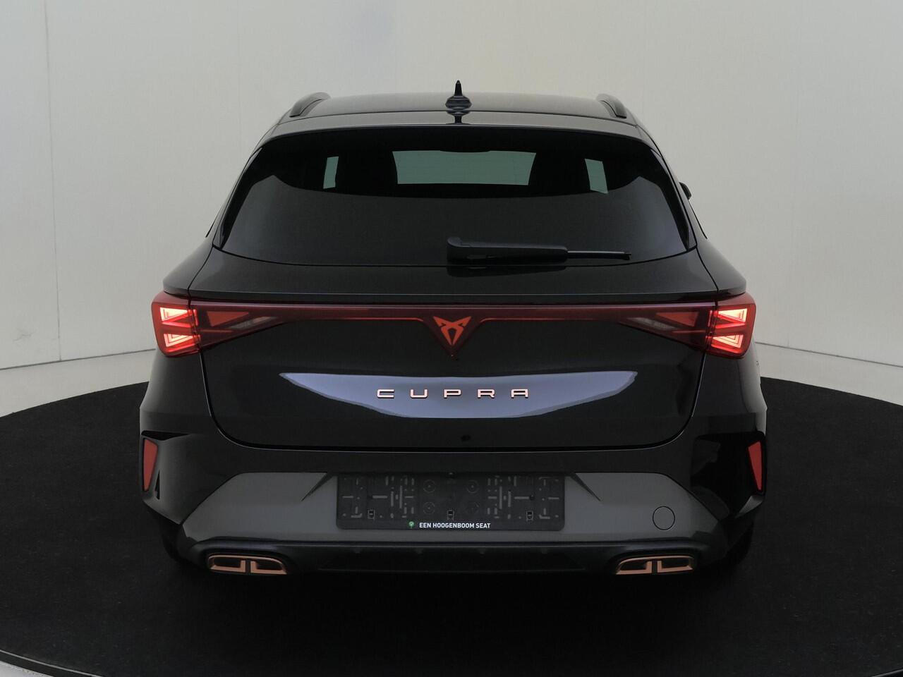 Cupra Leon Sportstourer 1.5 TSI e-Hybrid Business | Achteruitrijcamera | Sfeerverlichting | CarPlay | Adaptieve cruise control | Stuurwiel verwarmd | Voorklimatisering | 3-zone airco |