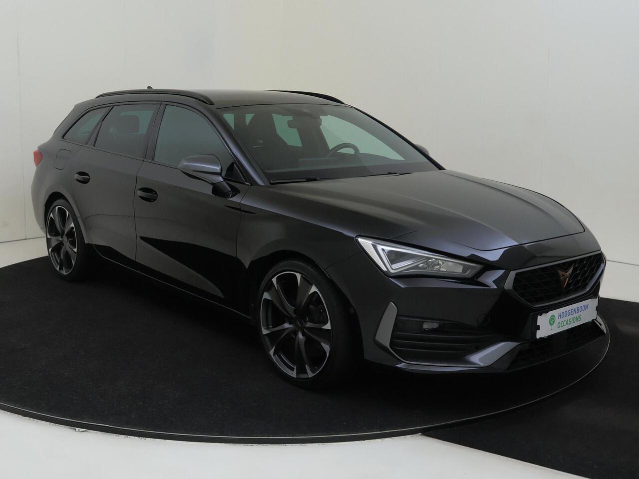 Cupra Leon Sportstourer 1.4 e-Hybrid VZ Performance | Parkeerasisstent | Keyless | Stoel- en stuurwielverwarming | Achteruitrijcamera | Navigatie | 3-zone airco | Sfeerverlichting | Elektrisch inklapbare buitenspiegels |