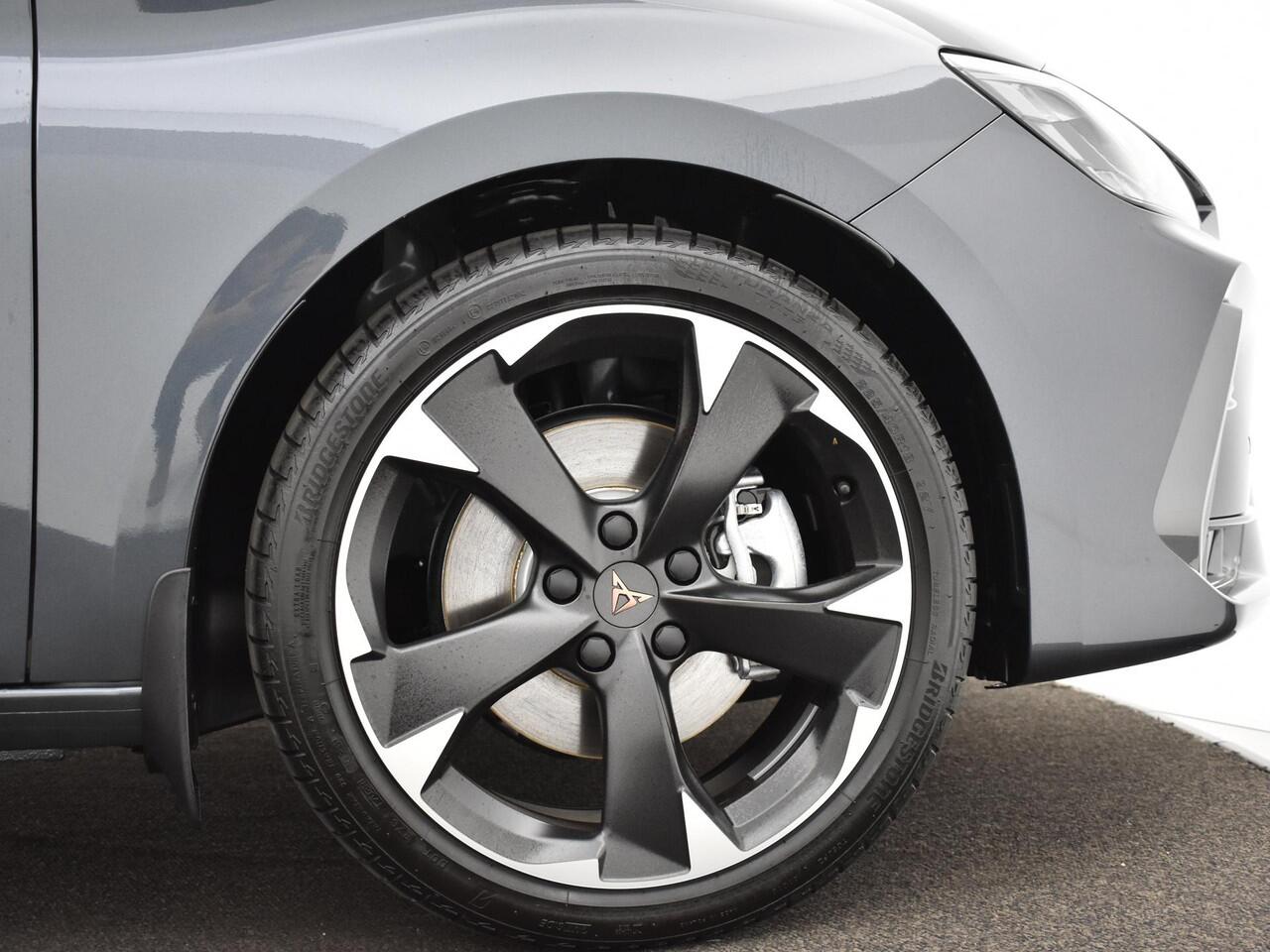 Cupra Leon Sportstourer 1.5 TSI 204pk DSG e-Hybrid Business · Apple/Android Car Play · Camera · Elek. Trekhaak · Elek. Achterklep · Sfeerverlichting · 18'' Inch · Garantie t/m 24-06-2028 of 90.000km