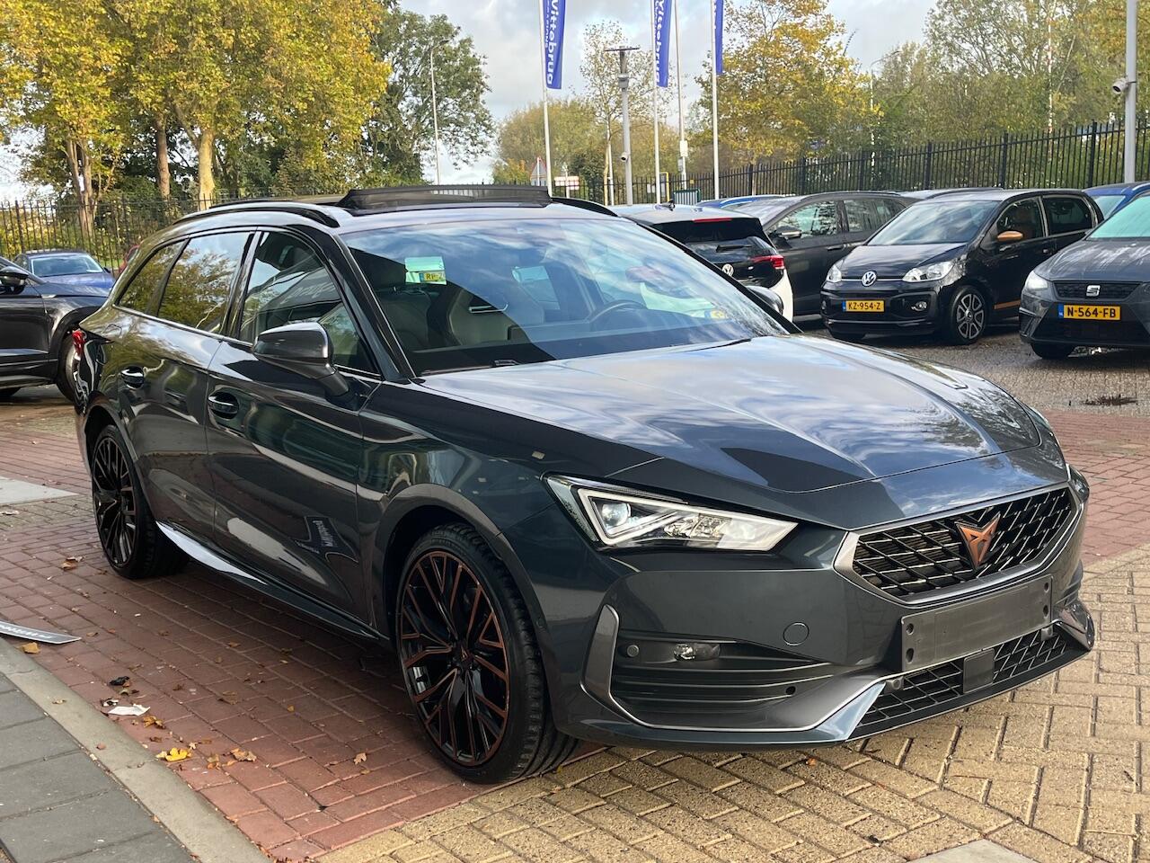 Cupra Leon Sportstourer 1.4 e-Hybrid VZ Performance / Panorama dak / Supersport stuurwiel / Geheugen stoelen / 19'' LMV